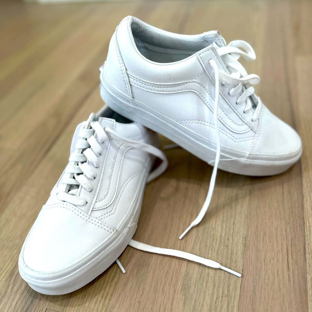 Vans Unisex ‘Old Skool’ sneakers. New without tags! White leather. W 6.5/ M 5.